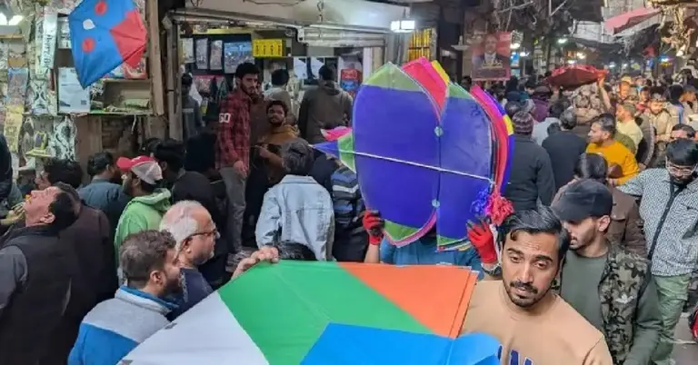 ঘুড়ি কিনছেন পাকিস্থানের বাসিন্দারা